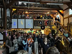 Volles Haus beim Debütkonzert in Krulls Scheune. - © Charmonie