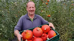 Alexander Westerbarkey mit einem Teil seiner K&uuml;rbisernte. - &copy; G&auml;rtnerhof "Vier Jahreszeiten"