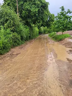 Die Stra&szlig;en in Brosen waren am Sonntagabend &uuml;berflutet. - &copy; Feuerwehr Kalletal