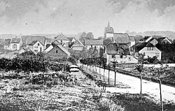 B&ouml;singfeld von S&uuml;den betrachtet (Hummerbrucher Stra&szlig;e). Am linken Bildrand ist die Synagoge mit dem T&uuml;rmchen auf den Dach und dem gro&szlig;en Bogenfenster zu erkennen. - &copy; Archiv Gemeinde Extertal