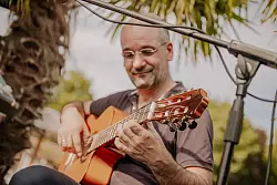 Gitarrist und S&auml;nger Manuel Montilla begleitet den Referenten Kay Maeritz bei seiner Vortragsreise. - &copy; Kay Maeritz