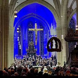 Eine besondere Illumination l&auml;sst den Kirchenraum erstrahlen. - &copy; Dr. Andreas Lange