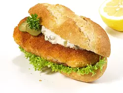Auch ein Fischbrötchen auf die Hand wird der ein oder andere Lippische Land-Wirt beim kulinarischen Streifzug über die Reeperbahn anbieten. - © ExQuisine / stock.adobe.com