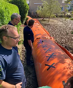 THW-Ortsbeauftrager Dominik Grewe und THW-Fachberater Thorsten Meier nehmen gemeinsam mit J&ouml;rn-Henner Koch von der Feuerwehr Detmold den Beaver-Damm in Augenschein. - &copy; Stadt Detmold