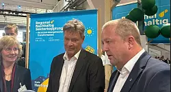 Kalletals B&uuml;rgermeister Mario Hecker (rechts) mit Bundeswirtschaftsminister Robert Habeck in Essen. - &copy; Fotorechte: Mario Hecker