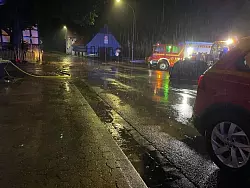 Die Kirchheider Stra&szlig;e in Bad Salzuflen ist nach dem Starkregen gleich an mehreren Stellen &uuml;berflutet. Die Feuerwehr Bad Salzuflen ist mit vereinten Kr&auml;ften vor Ort. - &copy; Daniel Hobein / Feuerwehr Bad Salzuflen