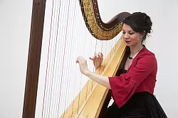 Begleitet den Abend mit sinnlichen Kl&auml;ngen: Harfenistin Lydie R&ouml;misch. - &copy; Bildrechte: Lydie R&ouml;misch