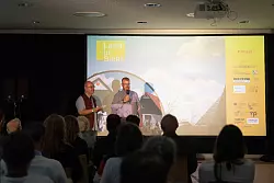 J&ouml;rg Erber vom Filmhaus Bielefeld und B&uuml;rgermeister Frieso Velding begr&uuml;&szlig;en das Publikum bei der Filmpremiere im September. - &copy; Archivfoto: Thomas Handke/Filmhaus