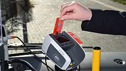 Über den neuen Bezahlterminal können Bustickets mit der EC-Karte bezahlt werden. - © Kreis Lippe