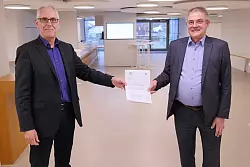 Wasser im Fluss: Lutz Kunz(l.) &uuml;berreicht Kreis-K&auml;mmerer Rainer Grabbe (r.) einen F&ouml;rderbescheid &uuml;ber 700.000 Euro. Damit kann das Projekt &bdquo;Wasser im Fluss&ldquo; auch im kommenden Jahr fortgef&uuml;hrt werden. - &copy; Kreis Lippe