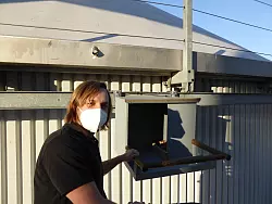 Malte Backer von der SPA bei Anbringung der Wanderfalken-Nistk&auml;sten. - &copy; SPA