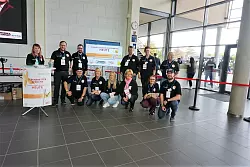 Jule Diga (hinten, von links), Uwe M&ouml;nks, Kevin Klaes, Markus Jule Diga (hinten, von links), Uwe M&ouml;nks, Kevin Klaes, Markus Gessinger-Blume, Alexandra Kappius, Werner Klein, Udo Klare (vorn, von links), Carolin Berka, Eva Schnittker, Marion Zurm&uuml;hlen, Jessica Gohlke und Florian Simon-Mertens bei der Aktion in Lemgo. - &copy; Verein &bdquo;Gemeinsam gegen Blutkrebs&ldquo;