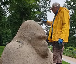 Sandk&uuml;nstler Jeroen van de Vlag arbeitet an seiner Gorilla-Skulptur f&uuml;r die Sandwelten zum Motto &bdquo;Wilde Tiere&ldquo;. - &copy; Stadt Bad Lippspringe