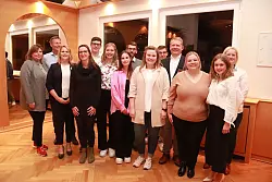 Der neue Vorstand: Anja Pohl-Lange (v. l.), Jochen Holwitt, Birte Kohlmeier-Bitter, Lena Wi&szlig;brock, Markus Rosenthal, Alina Klarhorst, Emilia Stelter, Sebastian Laubenstein, Alina Rosenthal, Tim Moritz Blome, Ingo Biermann, Jana Walter, und Mira Fillies. Merle Peters fehlte. - &copy; Knut Dinter