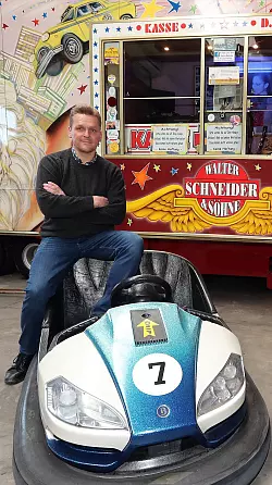 Andr&eacute; Schneider ist zufrieden mit den Besucherzahlen und hofft, dass seine Autoscooter auch im Herbst wieder gefahren werden d&uuml;rfen. - &copy; Wolfgang Rudolf