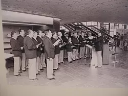 Der M&auml;nnerchor Vahlhausen im Jahr 1981 bei einem Auftritt im Kulturzentrum in Hasselt. - &copy; M&auml;nnerchor Vahlhausen