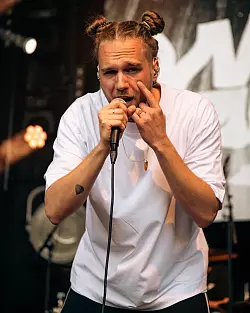 Der aus Herford stammende und nun in K&ouml;ln lebende Singer- und Songwriter Wunso wird mit Rap und Deutschpop auf dem Live-Konzert f&uuml;r Stimmung sorgen. - &copy; Laurenz Paas