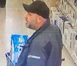 Dieser Mann wird gesucht. Er wird laut Polizei des Ladendiebstahls verd&auml;chtig. - &copy; Polizei Lippe