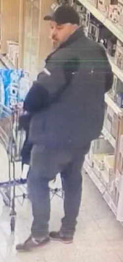 Die Polizei fahndet &ouml;ffentlich nach diesem Verd&auml;chtigen. - &copy; Polizei Lippe