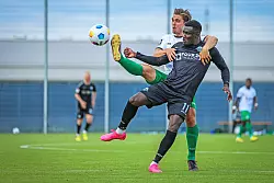 SCP-St&uuml;rmer Sirlord Conteh (vorne) holte den Elfmeter zum 1:0 heraus. - &copy; Sarah Jonek