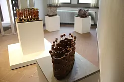 Kunstwerk des Monats, das sind nun von Anja Kracht, &bdquo;R&auml;ume 1-4&ldquo;, aus Keramik, Porzellan, Steinzeug, Draht, Ma&szlig;e variabel, 2018. Zu sehen im Schloss Brake. - &copy; Landesverband Lippe/Peggy Pfaff