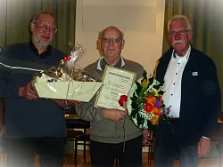 Besondere Ehrung: Klaus Seifert (stellvertretender Vorsitzender), Ehrenmitglied Rudi Freitag und Vorsitzender Dietmar Albrecht, von links. - &copy; Ziegler und Handwerkerverein Cappel-Mossenberg-W&ouml;hren