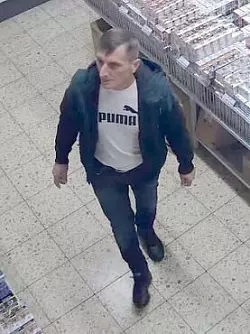 Die Polizei fahndet &ouml;ffentlich: Dieser Mann wird des Ladendiebstahls verd&auml;chtigt. - &copy; Polizei Lippe