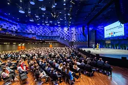 Bildunterschriften:

1. Sie geh&ouml;ren mit zu den Besten in NRW: Tim Tolkemitt, Janine David und Tobias

Greimeier (v.r.n.l.) Ganz links im Bild: IHK-Bildungsgesch&auml;ftsf&uuml;hrer Michael

Wennemann

2. Volles Haus im Eurogress Aachen bei der Landesbestenehrung

3. Mehr als 200 Top-Azubis aus 16 IHK-Bezirken in NRW versammelt auf der B&uuml;hne - &copy; HEIKE_LACHMANN