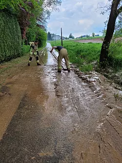 Schlamm wurde von einem Feld auf die Stra&szlig;e L&uuml;denberg in Sabbenhausen gesp&uuml;lt. - &copy; Freiwillige Feuerwehr L&uuml;gde