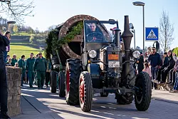 Ein Trecker bringt die gewässerten Räder auf den Osterberg. - © Dechenverein Lügde