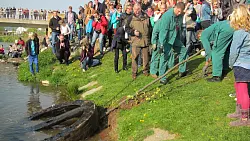 Mit vereinten Kräften ziehen die Dechen die schweren Räder aus der Emmer. - © Dechenverein Lügde