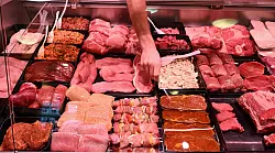 Wer unverpacktes Fleisch an der Theke oder auf dem Markt kauft, bekommt zuk&uuml;nftig mehr Klarheit &uuml;ber die Herkunft. - &copy; dpa