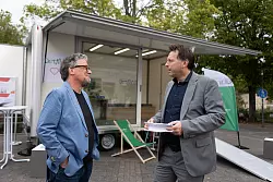 Professor Ulrich Nether (Projektleiter TH OWL) mit B&uuml;rgermeister Frank Hilker vor dem &bdquo;Stadtkontakt mobil&ldquo;. - &copy; Torben Gocke