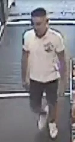 Dies ist ein Foto des zweiten Tatverd&auml;chtigen, der mit seinem Komplizen in einem Detmolder Drogeriemarkt Ladendieb stahl begangen haben soll. - &copy; Polizei Lippe