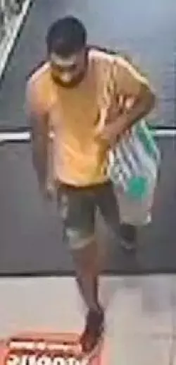 Einer der beiden tatverd&auml;chtigen M&auml;nner. - &copy; Polizei Lippe