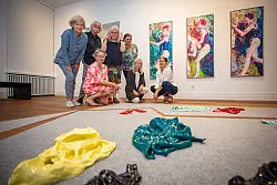 Christiane Heuwinkel (v. l.), Uli Horaczek, Angelika Rabe, Christine Halm, Heidi Wiese, Sabine Bergau und Irina Valkova haben zusammen die Ausstellung &bdquo;mittendrin&ldquo; im Forum Hermann Stenner auf den Weg gebracht. Vor ihnen das Werk &bdquo;Ephemeral Manifest&ldquo; von Maria Visser. An der Wand h&auml;ngt Angela Schneider von Maydells &bdquo;Kallist&aacute; &ndash; Der Sch&ouml;nsten&ldquo;. Fotos: Mike-Dennis M&uuml;ller - &copy; Mike-Dennis M&uuml;ller