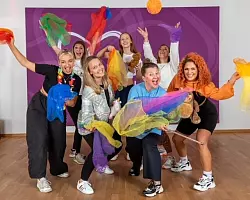 Kinder des "Hip Hop Dancing&ldquo; des Tanzstudios Detmold wollen ihr K&ouml;nnen vorf&uuml;hren. - &copy; Bildrechte: Tanzstudio Detmold
