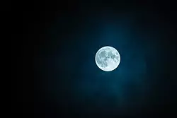 Bei Vollmond stehen die Sonne und der Mond in Opposition zueinander - also von der Erde betrachtet in zwei unterschiedlichen Richtungen. - &copy; Symbolbild: Robert Karkowski/Pixabay