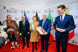 Ein Hermann und der Zaubertrank des Hermann: Geschenke aus Lippe f&uuml;r Bundespr&auml;sident Frank-Walter Steinmeier und Gattin Elke B&uuml;denbender gab es nach dem Festakt. Links im Bild J&ouml;rg D&uuml;ning-Gast im historischen Gewand, daneben Landtagspr&auml;sident Andr&eacute; Kuper, rechts im Bild NRW-Ministerpr&auml;sident Hendrik W&uuml;st. - &copy; BESIM MAZHIQI