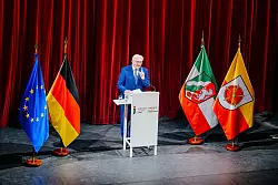 Eine sehr pers&ouml;nliche Rede hielt Bundespr&auml;sident Frank-Walter Steinmeier im Landestheater Detmold anl&auml;sslich des Festaktes "900 Jahre Lippe - 50 Jahre Kreis Lippe". Der 7-J&auml;hrige hat lippische Wurzeln. - &copy; BESIM MAZHIQI