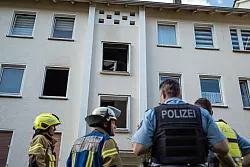 Die geborstenen Fensterscheiben in dem Mehrfamilienhaus zeugen von dem Wohnungsbrand. - &copy; FreitagTV