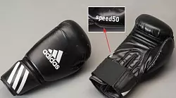 Ein Paar der gefunden Boxhandschuhe ist schwarz, das zweite ist rot. - &copy; Polizei Lippe