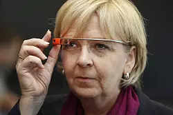 Geforscht wird an &auml;hnlichen Projekten schon lange: Bereits im Mai 2013 hatte Ex-NRW-Ministerpr&auml;sidentin Hannelore Kraft (SPD) bei einem Besuch von Google in San Francisco Gelegenheit, die damals noch geheime Projektbrille Google Glass zu testen. - &copy; picture alliance / dpa