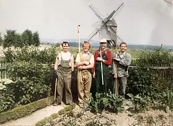Jürgen Benz (links) war jahrzehntelang im Gärtner-Team im Freilichtmuseum Detmold tätig. Diese Arbeit, sagt seine Schwester Ursula Reesack, habe er geliebt. Nun ist er in den Ruhestand verabschiedet worden. - © Ursula Resack