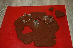 Der Keksteig gehört nicht immer nur aufs Blech. Auch als alternatives Material fürs Bleigießen kann er verwendet werden – der Ablauf ist da nur ein wenig anders. - © Ingrun Waschneck