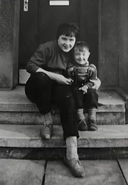 Nicht die Mutter, sondern die große Schwester: Ursula und ihr Bruder Jürgen. - © Ursula Resack