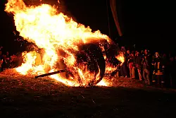 Der brennende Osterrad rollt hinab ins Tal der Emmer. - © Dechenverein Lügde
