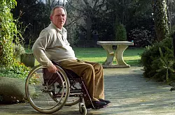 Seit 1990 sa&szlig; der CDU-Politiker Sch&auml;uble im Rollstuhl. - &copy; imago stock&people