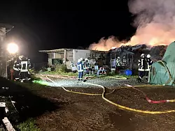 Mehr als 100 Strohballen brannten am Mittwoch in Bösingfeld. - © Löschgruppe Almena