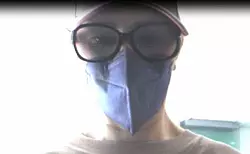 Das ist die tatverd&auml;chtige Frau am Geldautomaten einer Bank. - &copy; Polizei Lippe